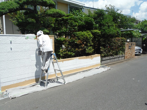 塀の塗り替えとフェンス取付