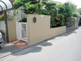 千葉市：エクステリア工事　塀の塗り替えと駐車場にフェンスの取付<br />
