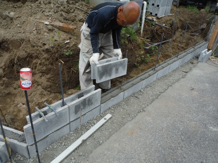 ブロック積みとフェンス柱立て