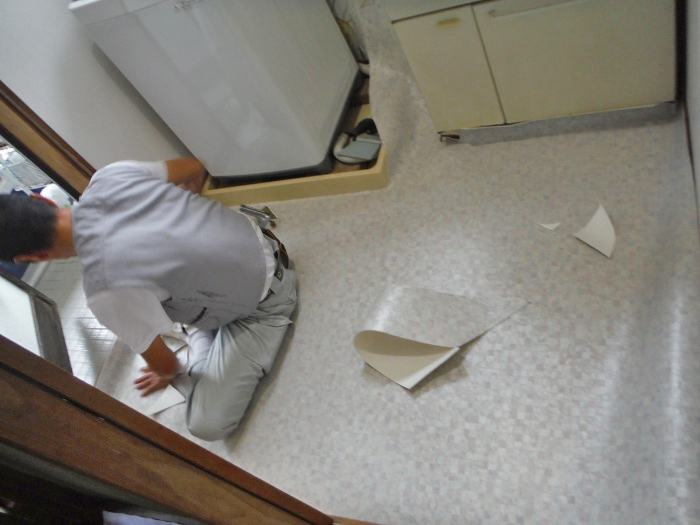 洗面所の床・施工中