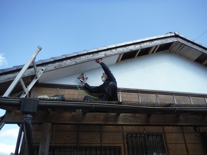 軒天の施工中